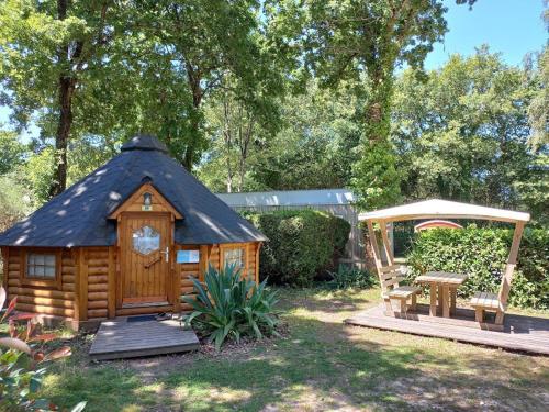 盖朗德勃朗池畔团队假日露营地的小屋设有桌子和凉亭。