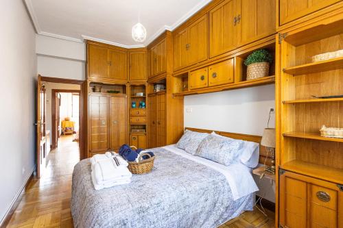 毕尔巴鄂¡Recién publicado!Amezola - Bilbao的一间卧室设有木制橱柜和一张大床