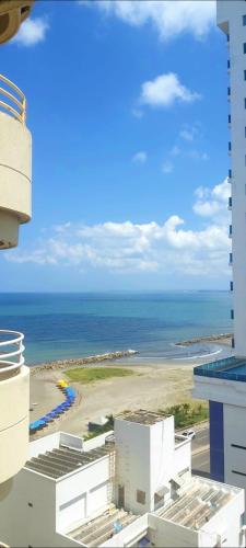 卡塔赫纳Cabrero Beach 1111的从大楼内可欣赏到海景