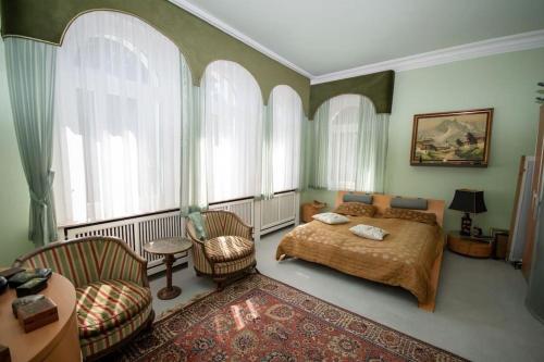 埃内佩塔尔Luxus Villa EMG Dortmund nah Düsseldorf, Köln, Essen的一间卧室配有一张床、椅子和窗户。