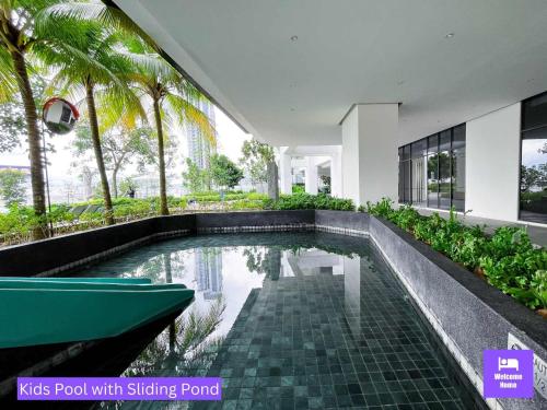 吉隆坡Continew Residences TRX Lux Pool View的一座房子内的一个游泳池,配有浴缸