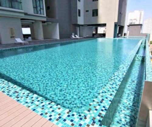 Bagan JermalJazz Service Suites 2 bedroom 35-1 by Yen's Sojourn的大楼内一个蓝色的大型游泳池