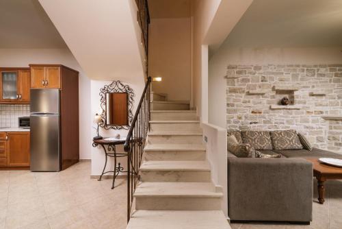 皮特斯迪亚Villa Emanuela的客厅的楼梯,带有石墙