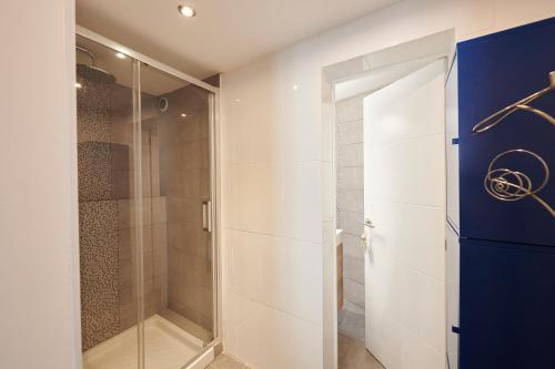 圣克鲁斯-德特内里费圣克鲁斯市中心艺术家阁楼公寓的浴室内带玻璃门的步入式淋浴间