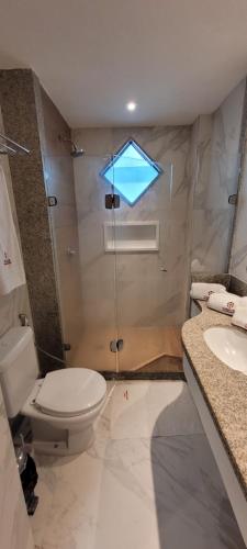 嘎林海斯港Flat térreo 2 quartos no Marulhos Resort - Beira mar Muro Alto的浴室配有卫生间、淋浴和盥洗盆。