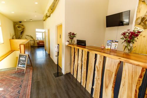 帕尔默Alaska Glacier Lodge的一间客厅,内设一个大型木制酒吧