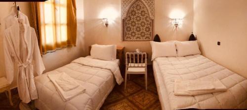 Hotel la renaissance tata客房内的一张或多张床位