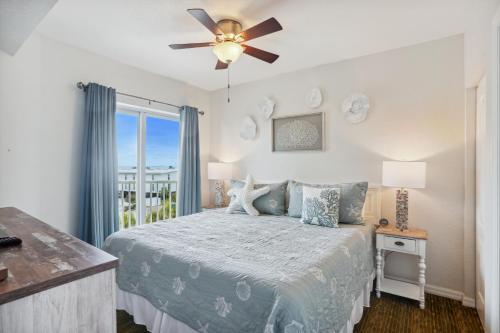 圣徒皮特海滩Sunset Vistas 407S的一间卧室配有一张带吊扇的床