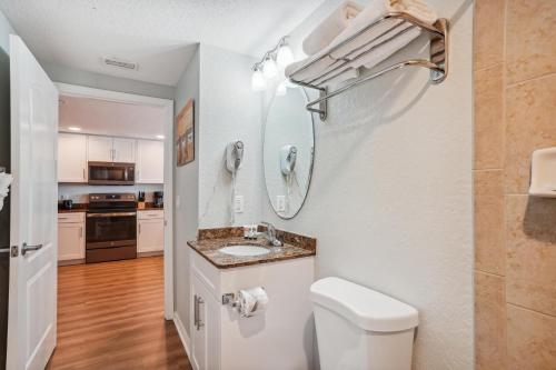 圣徒皮特海滩Sunset Vistas 407S的白色的浴室设有卫生间和水槽。