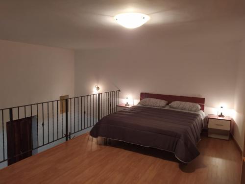 Casole BruzioAntico Borgo的一间卧室设有一张大床和两个床头柜