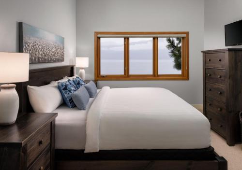 弗农内陆湖滨度假屋酒店的卧室设有一张白色大床和一扇窗户。