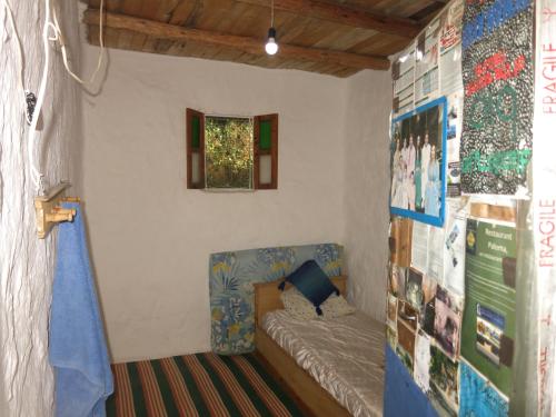 舍夫沙万Le Sommet Naturel的小房间设有床和窗户