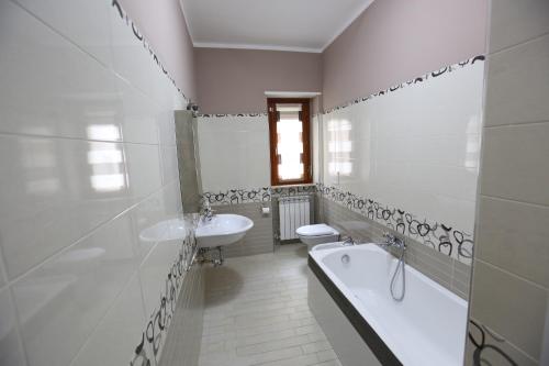 拉奎拉Casa Michela的一间带两个盥洗盆、浴缸和卫生间的浴室