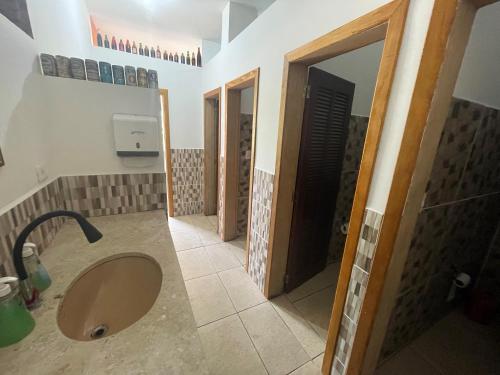 伯迪亚哥Casa São Lourenço的一间带水槽、淋浴和镜子的浴室