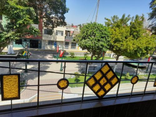 皮乌拉Hospedaje bolognesi的从带黄色标志的窗户欣赏街道景色