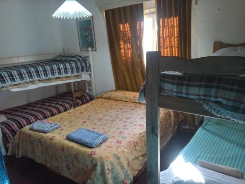 卢汉德库约HOSTEL ATG的一间卧室设有两张双层床和一扇窗户。