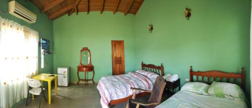 Tonosícabañas playa guanico的一间卧室配有两张床和镜子