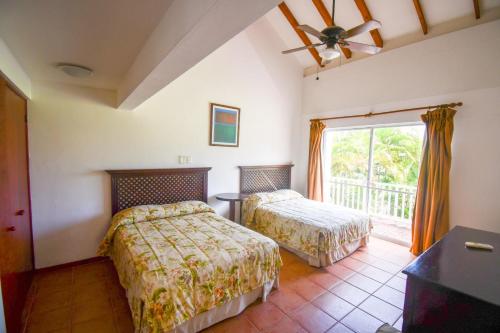 里奥阿托Costa Blanca Villas Lopez的一间卧室设有两张床和窗户。