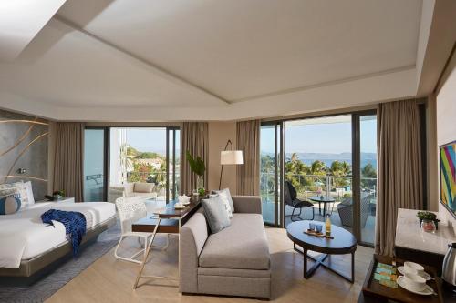 长滩岛林德长滩岛酒店的一间卧室设有一张床和一间客厅。