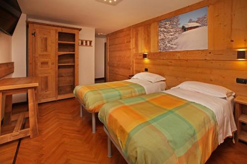 萨奥兹-杜尔克斯毕安卡内芙酒店的木墙客房的两张床