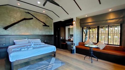阁遥岛Rongna Villas的卧室配有一张床,墙上挂着一幅大画