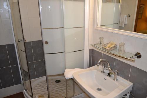 Rians海滨大道好客酒店的带淋浴和盥洗盆的浴室