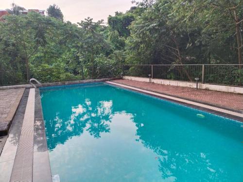 波尔沃林Hotel Casa De Patio的一座绿树成荫的蓝色游泳池