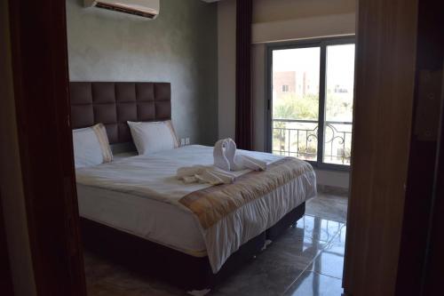 亚喀巴Baron Palace hotel suites的一间卧室配有一张床,床上有毛巾