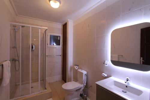 雅温得Residence MASSOU的带淋浴、卫生间和盥洗盆的浴室