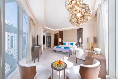 多哈Shaza Doha的酒店客房设有一间卧室、一张床和一张桌子
