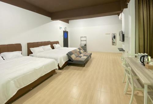 名古屋CN Homestay C3 Floor 3 at Nagoya Hill Mall的酒店客房,设有两张床和一张沙发
