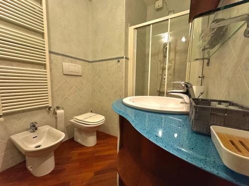 拉文纳Suite Mazzini的一间带水槽和卫生间的浴室