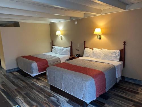 罗克福德Hotel Weston RFD的一间酒店客房,房间内设有两张床