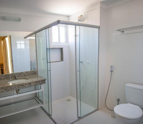 卡达斯诺瓦斯Piazza di Roma Apartamento 915 com parque aquático的一间带玻璃淋浴和卫生间的浴室