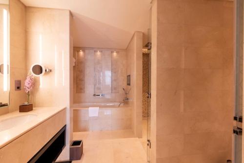 多哈Shaza Doha的带淋浴和盥洗盆的浴室
