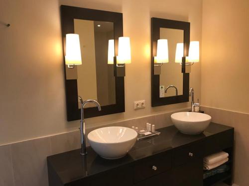 沃尔特湖畔佩莎赫Apartment Lake`s的浴室设有2个水槽和2面镜子