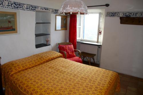 博纳索拉Maison de Charme Giulietta的一间卧室配有黄色的床和红色椅子