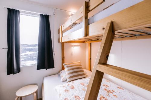米湖哈里德旅舍的一间卧室设有两张双层床和一扇窗户。