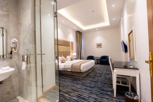 塔伊夫Platinum Al Khamseen的酒店客房配有一张床和淋浴