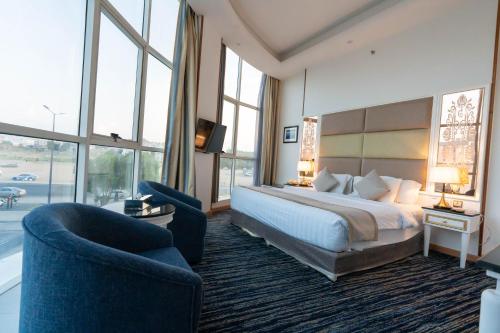 塔伊夫Platinum Al Khamseen的配有一张床和一把椅子的酒店客房