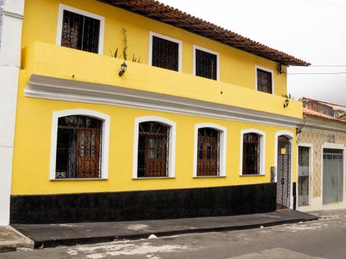圣路易斯RioSlz Hostel的黄色的房屋,设有白色的窗户