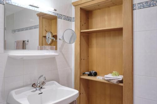 基茨比厄尔兰德咖斯特格旅馆的白色的浴室设有水槽和镜子