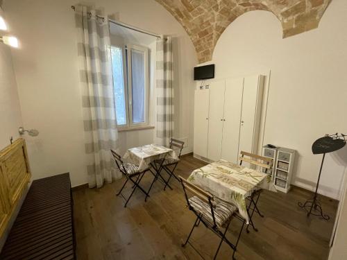 塔尔奎尼亚Il Torrione的客厅配有桌椅