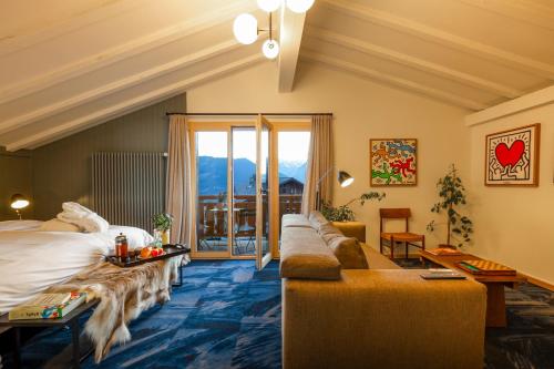 韦尔比耶Shed HOTEL的酒店客房,配有床和沙发
