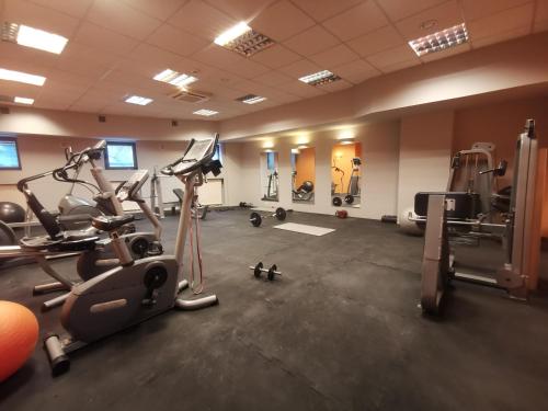斯诺科Aparthouse Zegrze的一间健身房,里面设有跑步机和椭圆机