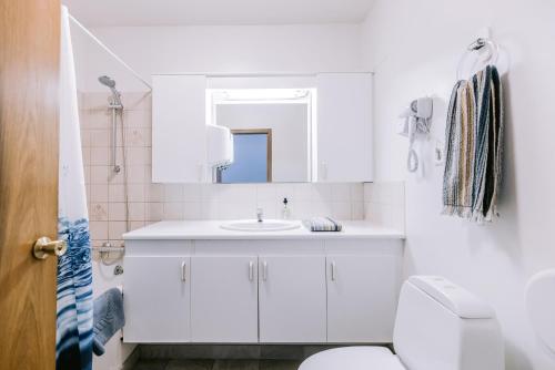 米湖埃尔达旅馆的白色的浴室设有水槽和卫生间。