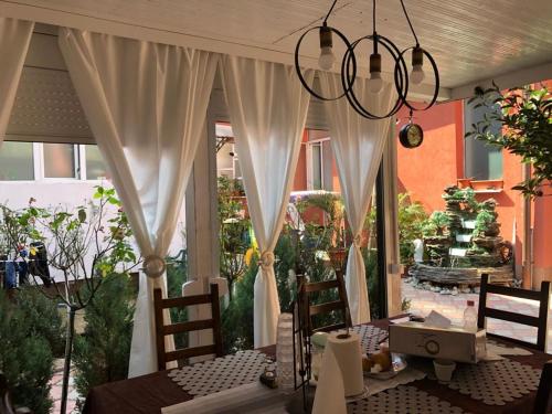 德罗贝塔-塞维林堡Casa Vladimirescu的一间带桌子和吊灯的用餐室