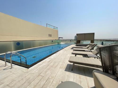 迪拜Citadines Culture Village Dubai, Waterfront Jadaf的一座大楼顶部的游泳池