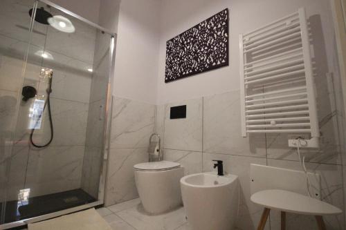 卡利亚里Il Chiostro的带淋浴、卫生间和盥洗盆的浴室