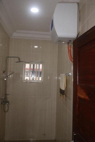 JarbangKoring Residence at Dalaba Estate的带淋浴的浴室和窗户。